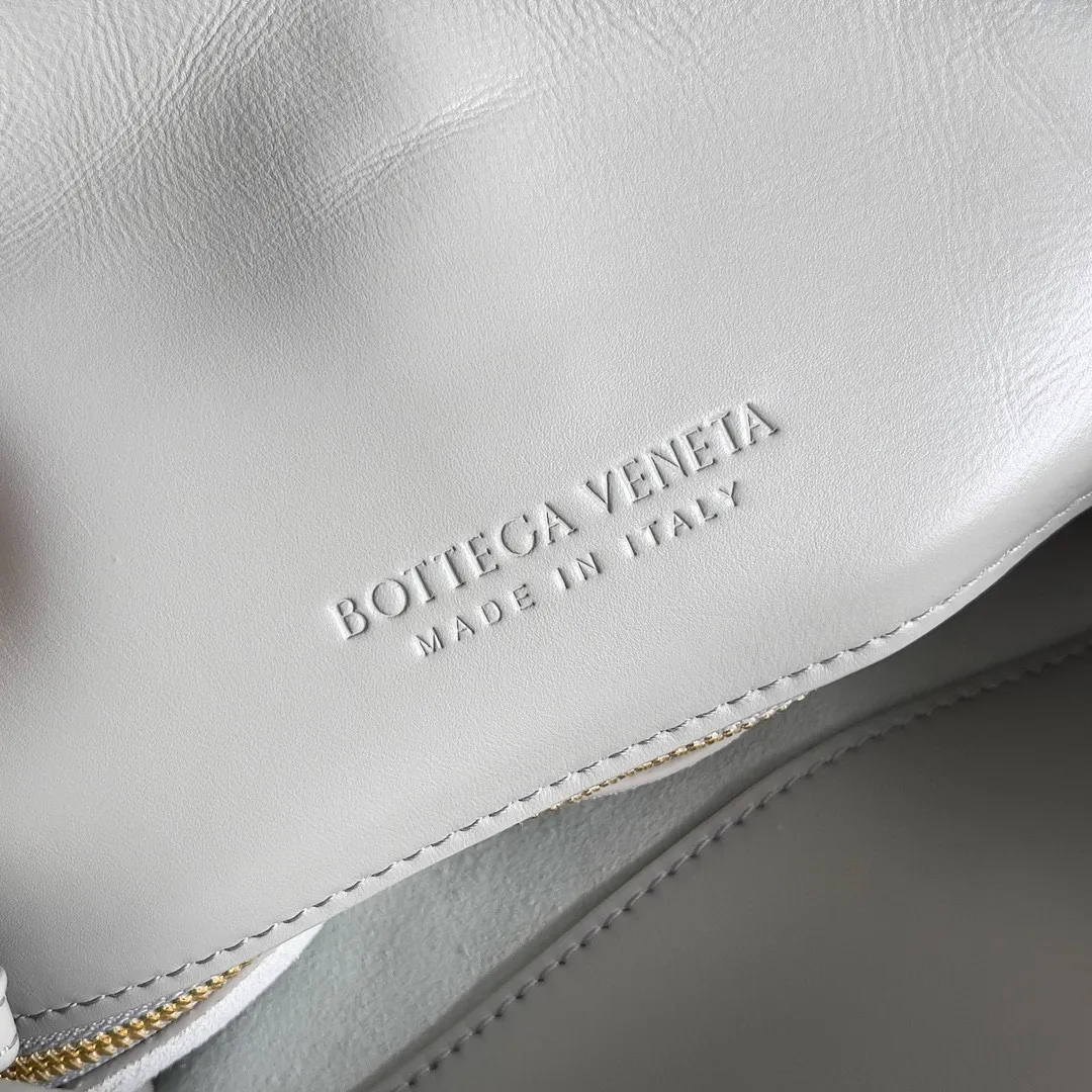 Batch 1520 Inspired by the 1970s, the Bottega Veneta women's logo shoulder bag has a smooth leather surface that brings a clean and handsome feel, just like the neatness and tenacity of a working woman. The front buckle has high-quality hardware pendant body, the overall retro elegance, and the excellent leather feels soft. This Bottega Veneta series can be described as beautiful, weakening the complexity of the outfit, not competing for it, and only using the best quality to interpret itself. Style number: 806030 (small size) Size: 27*16*6cm